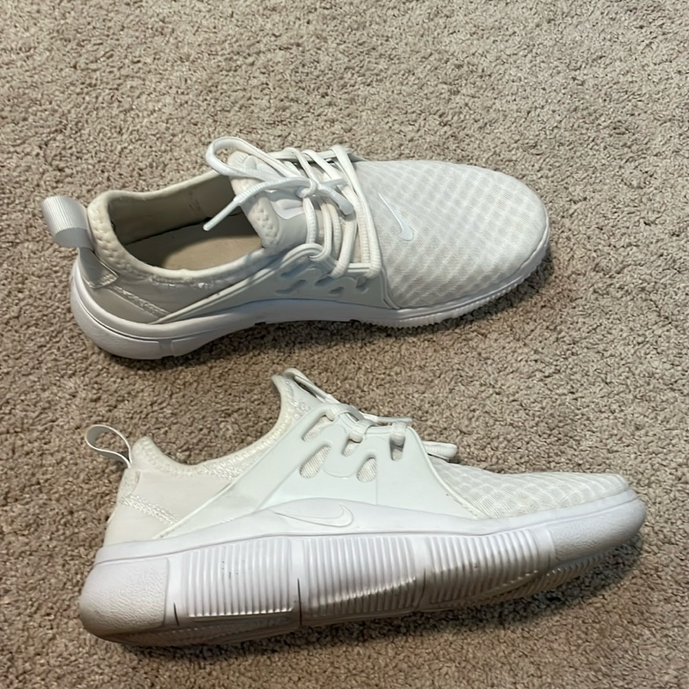 White Nike tennis shoes